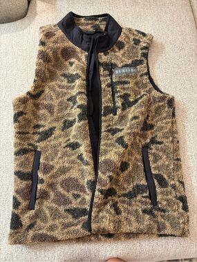 BURLEBO mens Camo Sherpa Vest in Brown and Black